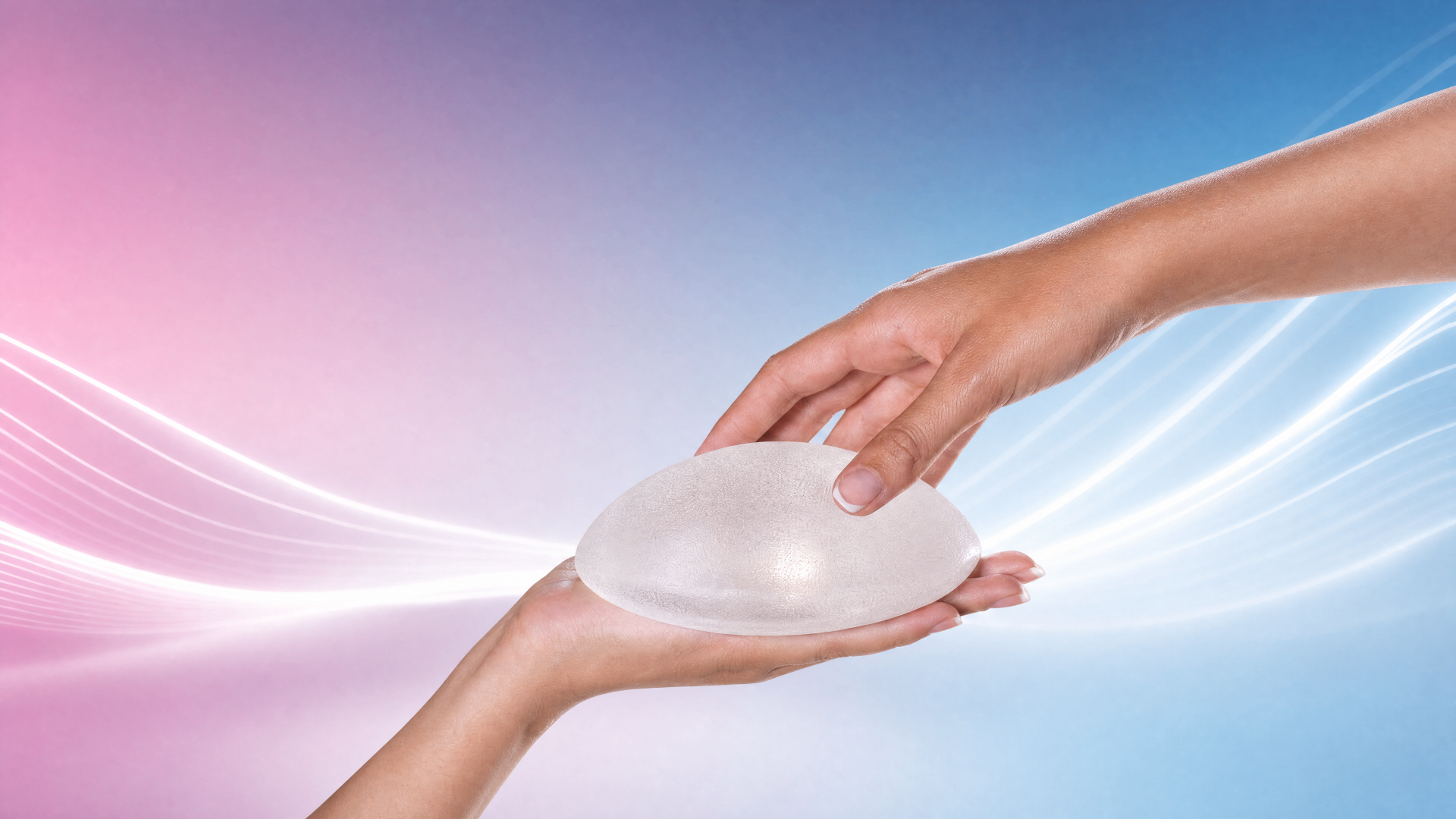 GC Aesthetics Implantat zwischen zwei Händen