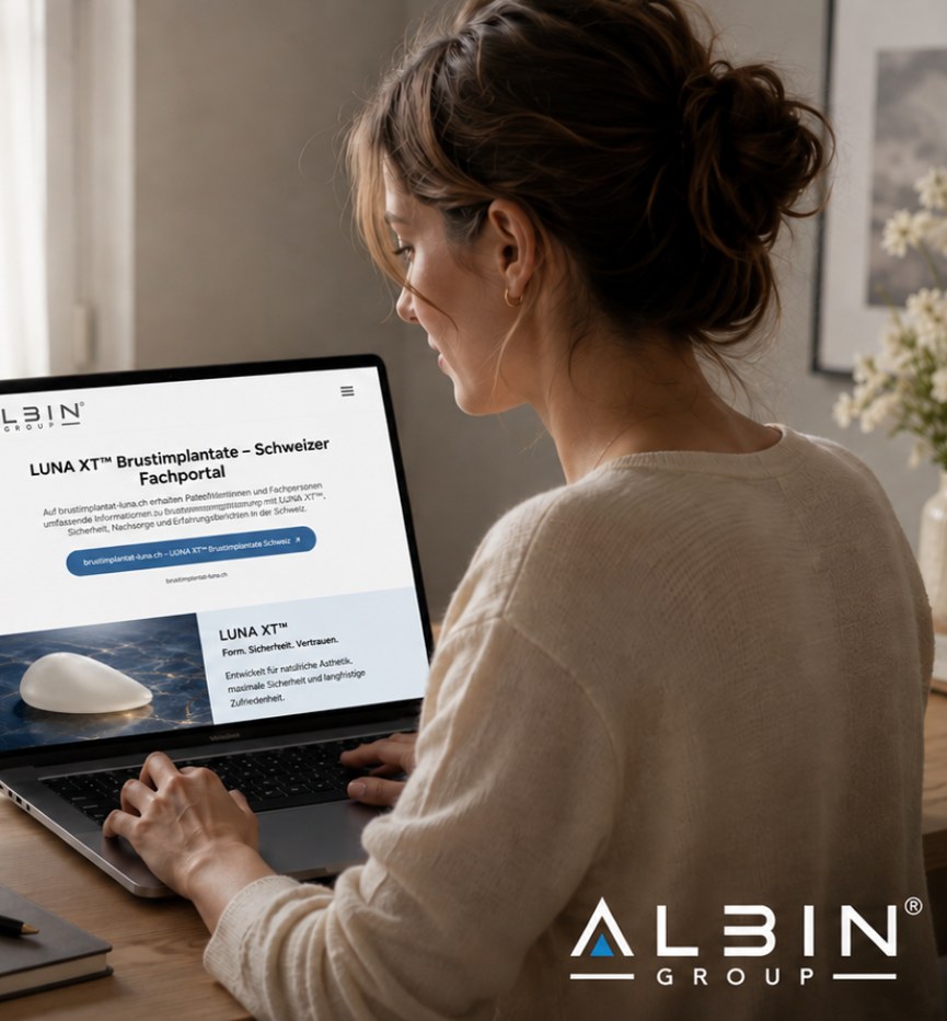 Frau informiert sich am Laptop über LUNA XT™